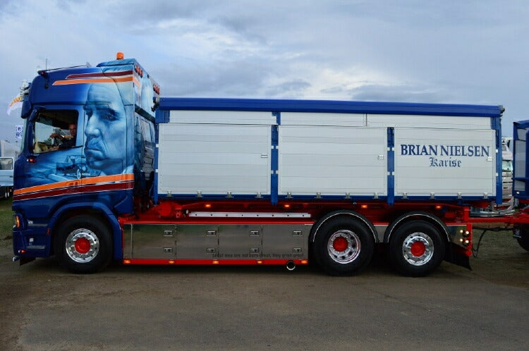 ギャラリービューアに画像をロードする, 【予約】2021年1月-3月以降発売予定Nielsen, Brian - Godfather Scania S-serie Highline motorwagen met aanhanger met resin bakken
