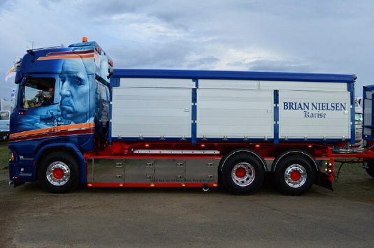 【予約】2021年1月-3月以降発売予定Nielsen, Brian - Godfather Scania S-serie Highline motorwagen met aanhanger met resin bakken
