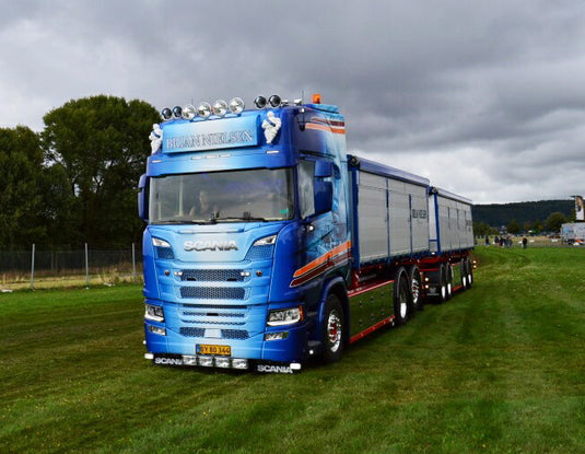 【予約】2021年1月-3月以降発売予定Nielsen, Brian - Godfather Scania S-serie Highline motorwagen met aanhanger met resin bakken