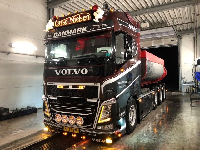 【予約】10-12月以降発売予定Vognmand Soren Nielsen Volvoボルボ FH04 Globetrotter motorwagen met asfaltcontainerトラック 建設機械模型 工事車両TEKNO 1/50 ミニチュア