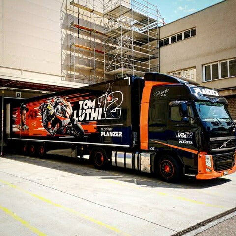 【予約】12月以降発売予定Planzer Tom Luthi Volvo FH03 Globetrotter met 3-assige koelopleggerトラック トレーラー/TEKNO 1/50 建設機械 模型ミニカー  はたらく車 重機