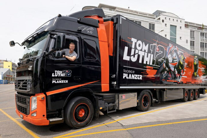 【予約】12月以降発売予定Planzer Tom Luthi Volvo FH03 Globetrotter met 3-assige koelopleggerトラック トレーラー/TEKNO 1/50 建設機械 模型ミニカー  はたらく車 重機