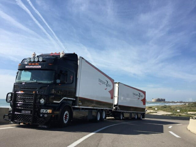 【予約】8-10月以降発売予定Redant, Tom Scania R730 Highline motorwagen met 3-assige schamelaanhanger  トラック トレーラー/Tekno 建設機械模型 工事車両 1/50 ミニチュア