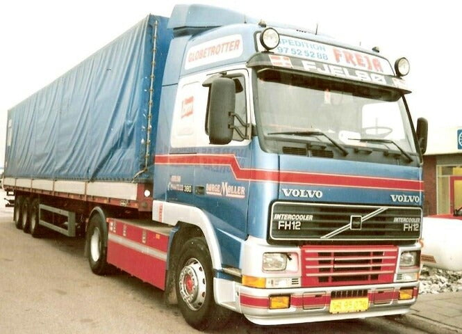 【予約】2023年発売予定Freja Volvo FH12 Globetrotter met 3-assige schufzeilen opleggerトラック /建設機械模型 工事車両 Tekno 1/50 ミニチュア