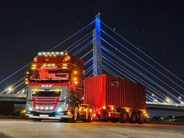 ギャラリービューアに画像をロードする, 【予約】10-12月以降発売予定SL Logistics DAF XF Euro 6 Super Space Cab met D-tec oplegger voorzien van 20ft.コンテナ トラック /Tekno  建設機械模型 工事車両 1/50 ミニカー
