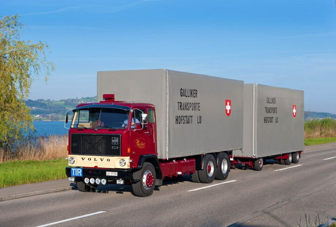 【予約】2024年発売予定GallikerVolvo F89 6x2 motorwagen met Resin opbouw en aanhanger トラック/Tekno 1/50 建設機械模型　ミニチュア