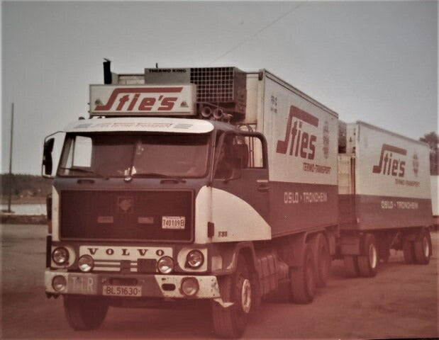【予約】2023年3月以降発売予定Sties Volvo F89 motorwagen met aanhangwagenトラック /建設機械模型 工事車両 Tekno 1/50 ミニチュア