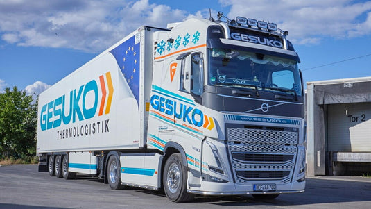 【予約】2024年発売予定GesukoVolvo FH05 Globetrotter XL met 3-assige koeloplegger トラック/Tekno 1/50 建設機械模型　ミニチュア