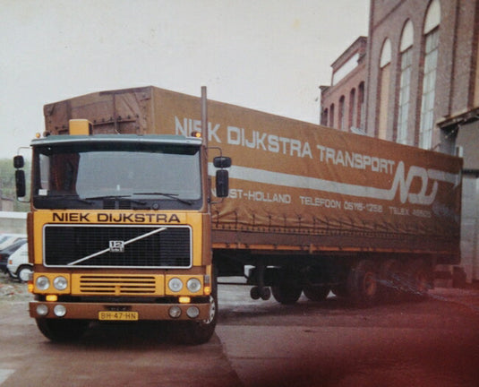 【予約】4-6月以降発売予定Niek Dijkstra Volvo F12 Classic カーテンサイダートレーラートラック  建設機械模型 工事車両 WSI 1/50 ミニチュア