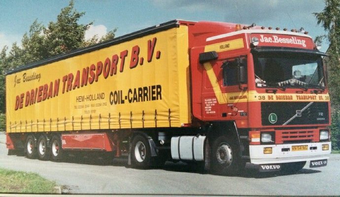 【予約】10-12月以降発売予定De Drieban Transport VOLVO F12 CLASSICカーテンサイダートレーラー - 3軸トラック /建設機械模型 工事車両WSI 1/50 ミニチュア