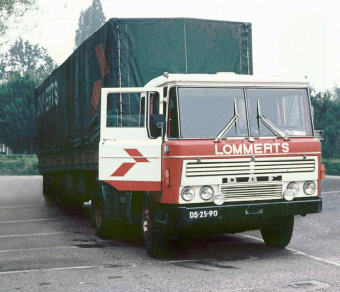 【予約】2019年1-3月以降発売予定Lommerts DAF 2600 4x2 CLASSIC CURTAINSIDE TRAILER - 2軸トラック  /建設機械模型 工事車両 WSI 1/50 ミニチュア