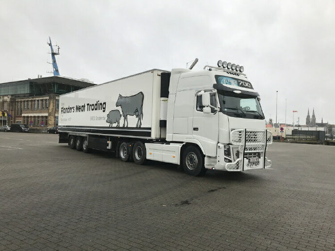 【予約】10-12月以降発売予定Flanders Meat Trading; VOLVO FH3 GLOBETROTTER XXL 6x2 TWIN STEER リーファートレーラー 3軸 トラック /建設機械模型 工事車両 WSI 1/50 ミニチュア