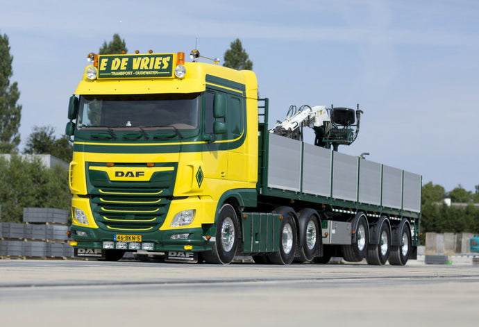 【予約】2020年1-3月以降発売予定E. de Vries Transport DAF XF SPACE CAB MY2017 6x2 TAG軸 BRICK TRAILER  3軸 トラック/建設機械模型 工事車両 WSI 1/50 ミニチュア