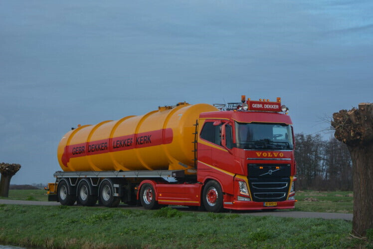 【予約】12月以降発売予定VOLVO FH4 SLEEPER 4X2 TANK TRAILER VACUUM 3軸トラック /WSI 1/50 建設機械 模型ミニカー  はたらく車 重機