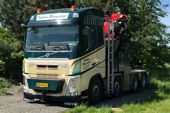 【予約】2021年2月以降発売予定Torben Ramsdal VOLVO FH4 GLOBETROTTER 8X4 FASSI 1100  JIB トラック トラクタ /WSI 1/50 建設機械 模型ミニカー  はたらく車 重機