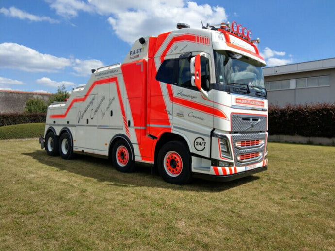 【予約】2021年4-6月以降発売予定VOLVO FH4 GLOBETROTTER 8X4 FALKOMトラック  /WSI  建設機械模型 工事車両 1/50 ミニチュア