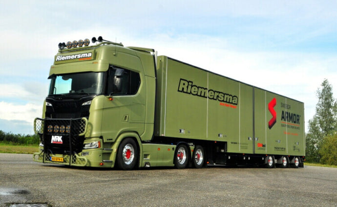 【予約】10-12月以降発売予定Riemersma; SCANIA S HIGHLINE | CS20H 6X2 TAG AXLE BOX TRAILER | SEMI 3軸 トラック /WSI 建設機械模型 工事車両 1/50 ミニカー