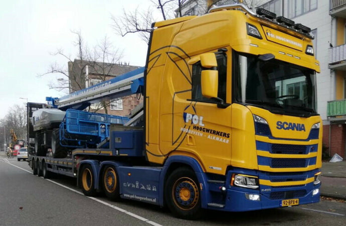 【予約】10-12月以降発売予定Pol Hoogwerkers  SCANIA R HIGHLINE | CR20H 6X2 TWINSTEER SEMI LOW LOADER | RAMPS  3軸 トラック/WSI 建設機械模型 工事車両 1/50 ミニカー