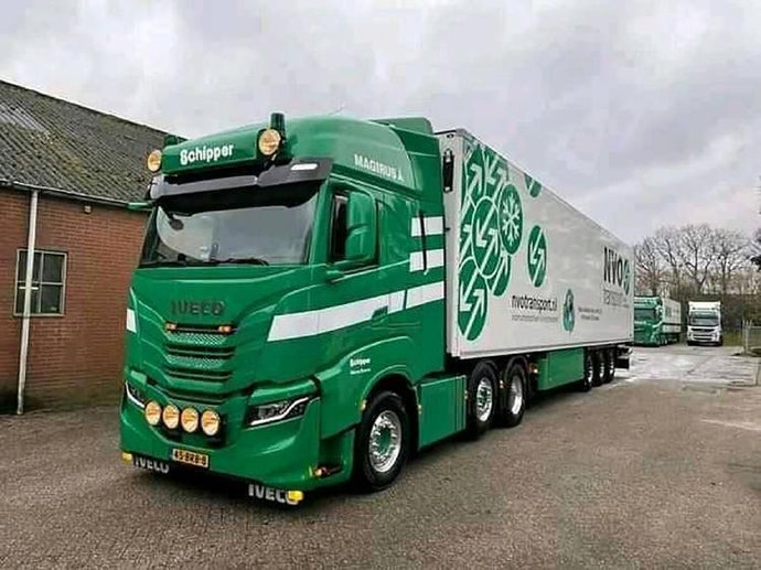 【予約】2023年3月以降発売予定Schipper Transport; IVECO S-WAY AS HIGH TWINSTEER REEFER TRAILER 3軸 トラック /建設機械模型 工事車両 WSI 1/50 ミニチュア