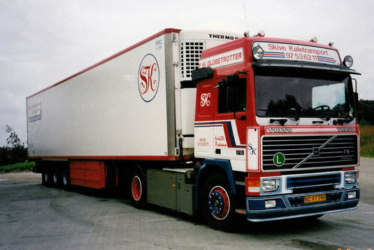 【予約】2022年発売予定SKIVE VOLVO F16 GLOBETROTTER 4X2 リーファートレーラー 3軸 トラック/WSI 建設機械模型 工事車両 1/50 ミニカー