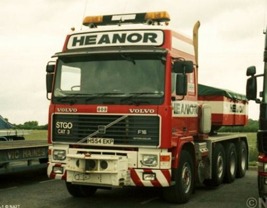 【予約】2022年発売予定HEANOR HAULAGE VOLVO F12 GLOBETROTTER 8X4 CLASSIC BALLAST BOX & CURTAINSIDE + HITCH トラック/WSI 建設機械模型 工事車両 1/50 ミニカー