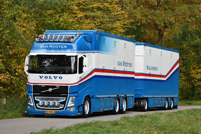 【予約】2023年3月以降発売予定Van Rooyen Kalveren; VOLVO FH4 GLOBETROTTER XL 6X2 TAG AXLE RIGED RESIN COMBI - 6 AXLEトラック /建設機械模型 工事車両 WSI 1/50 ミニチュア