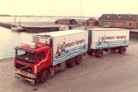 【予約】12月以降発売予定Alfred Pedersen; VOLVO F12 6X2 TAG AXLE RIGED TRUCK REEFER COMBI - 5軸 トラック /建設機械模型 工事車両 WSI 1/50 ミニチュア