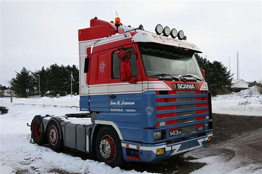 【予約】2023年3月以降発売予定Jens H. Petersen; SCANIA 3 SERIES STREAMLIN 6X2 TWIN STEERトラクタ トラック /建設機械模型 工事車両 WSI 1/50 ミニチュア