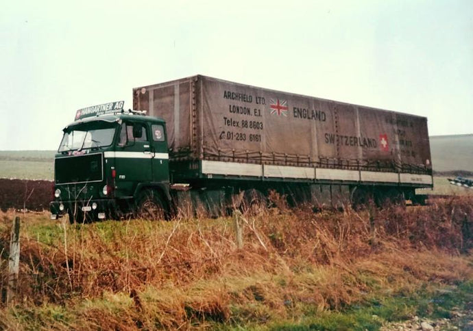 【予約】2023年3月以降発売予定Hangartner AG; VOLVO F89 4x2 CLASSIC CURTAINSIDE TRAILER - 2 AXLEトラック /建設機械模型 工事車両 WSI 1/50 ミニチュア