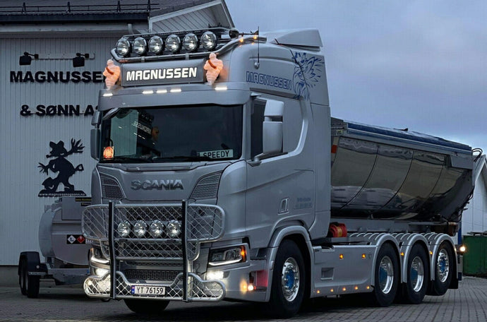 【予約】12月以降発売予定THORE MAGNUSSEN; SCANIA R HIGHLINE CR20H 8X4 RIGED DRAWBAR TRUCK 3 AXLE +アスファルトコンテナ トラック /WSI 1/50 建設機械模型