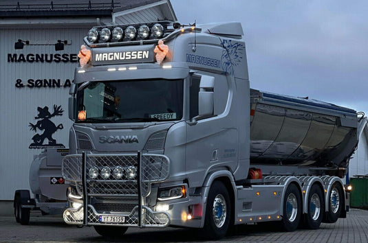 【予約】12月以降発売予定THORE MAGNUSSEN; SCANIA R HIGHLINE CR20H 8X4 RIGED DRAWBAR TRUCK 3 AXLE +アスファルトコンテナ トラック /WSI 1/50 建設機械模型