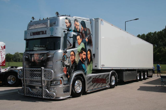 【予約】2024年発売予定NICOLAS VILLARD; SCANIA S HIGHLINE CR20H 4X2 リーファートレーラー  3軸 トラック /WSI 1/50 建設機械模型