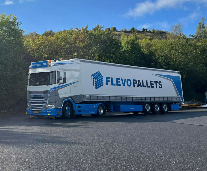 【予約】2024年発売予定FLEVOPALLETS; DAF XG 4X2 CURTAINSIDE TRAILER  3軸 トラック /WSI 1/50 建設機械模型