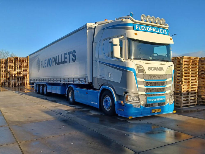 【予約】2024年発売予定FLEVOPALLETS; SCANIA S HIGHLINE CS20H 4X2 CURTAINSIDE TRAILER  3軸 トラック /WSI 1/50 建設機械模型