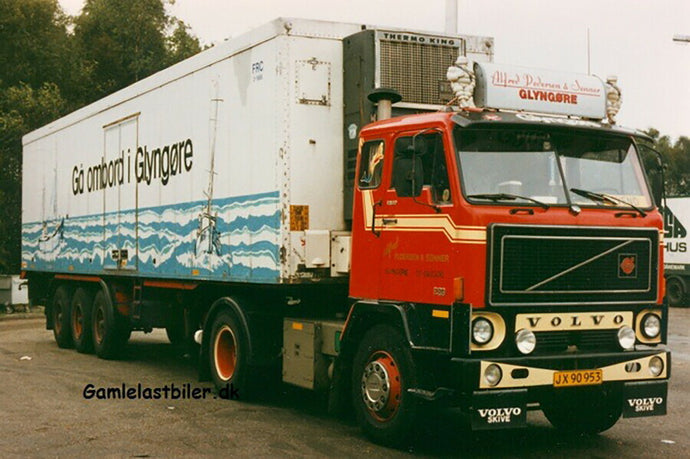 【予約】10-12月以降発売予定ALFRED PEDERSEN; VOLVO F89 4X2 CLASSIC リーファートレーラー  3軸 /WSI トラック 1/50 建設機械模型 ミニチュア ミニカー