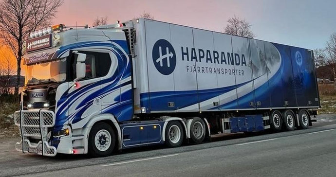 【予約】4-6月以降発売予定HAPARANDA FJ?RRTRANSPORT; SCANIA S HIGHLINE CS20H 6X2 TAG AXLE REEFER TRAILER - 3 AXLE トラック /WSI  1/50 建設機械模型 工事車両