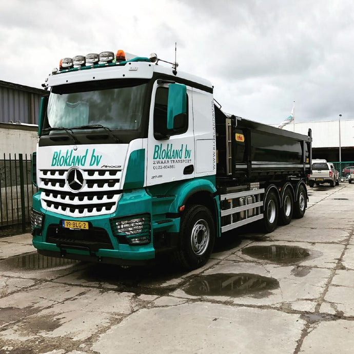 【予約】2024年発売予定BLOKLAND; MERCEDES-BENZ AROCS MP4 2.300MM CLASSIC SPACE 8X4 RIGED TRUCK WITH HOOKLIFT SYSTEM 8X4 + HOOKLIFT 15M3 CONTAINER トラック / WSI 1/50建設機械模型　ミニチュア