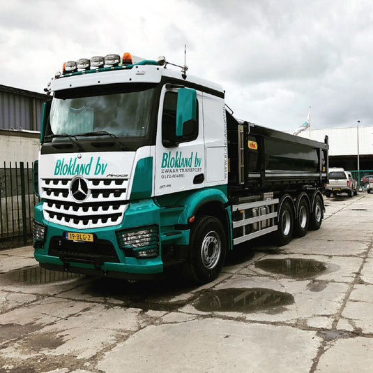 【予約】2024年発売予定BLOKLAND; MERCEDES-BENZ AROCS MP4 2.300MM CLASSIC SPACE 8X4 RIGED TRUCK WITH HOOKLIFT SYSTEM 8X4 + HOOKLIFT 15M3 CONTAINER トラック / WSI 1/50建設機械模型　ミニチュア