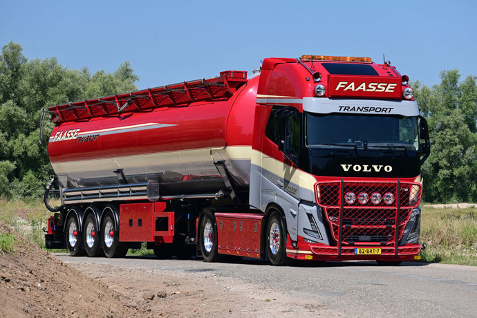 【予約】2024年発売予定VOLVO FH5 GLOBETROTTER XL 4X2 TIPPER バルクトレーラー / WSI 1/50 建設機械模型ミニチュア