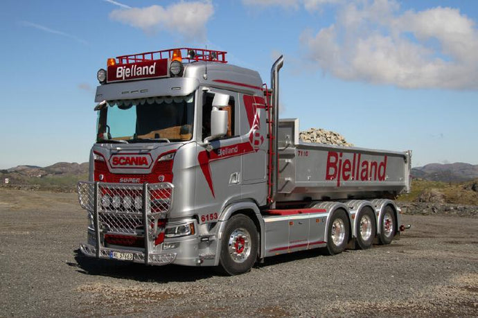 【予約】2024年発売予定Bjelland; SCANIA S NORMAL CS20N 8X4 RIGED TRUCK WITH HOOKLIFT SYSTEM 8X4 + HOOKLIFT 15M3 CONTAINER /トラックWSI 1/50 建設機械模型