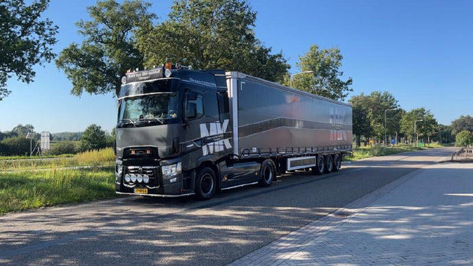 【予約】4-6月以降発売予定MARK VAN DEN KERKHOF; RENAULT TRUCKS T HIGH 4X2 CURTAINSIDE TRAILER - 3 AXLE トラック /WSI  1/50 建設機械模型 工事車両