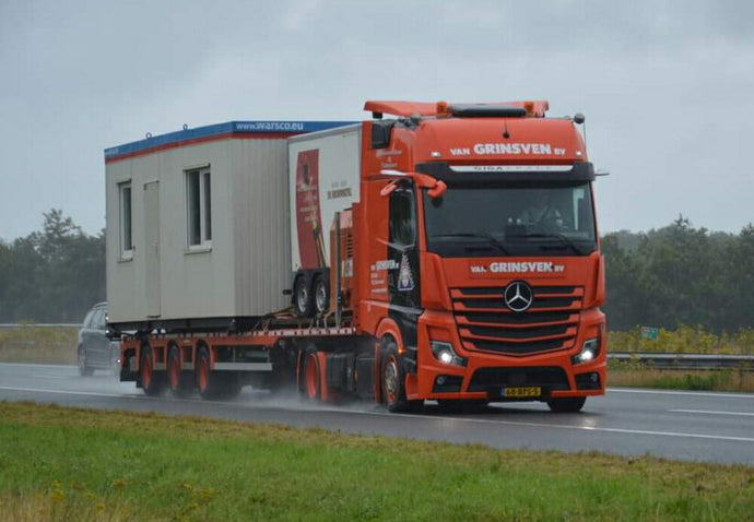 【予約】2024年発売予定VAN GRINSVEN; MERCEDES-BENZ ACTROS MP5 GIGA SPACE 4X2 FLATBED MEGA TRAILER - 3 AXLE トレーラートラック /WSI 1/50 建設機械模型 ミニチュア