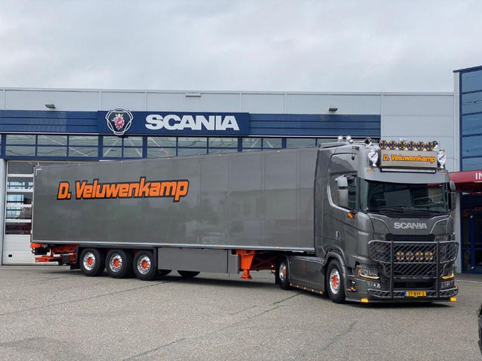 【予約】4-6月以降発売予定D. VELUWENKAMP INT. TRANSPORT B.V.; SCANIA S HIGHLINE CS20H 4X2 REEFER TRAILER - 3 AXLE トラック /WSI  1/50 建設機械模型 工事車両