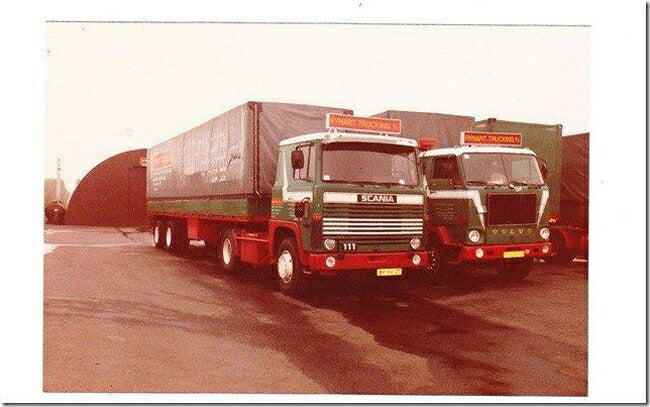 【予約】10-12月以降発売予定Rynart Trucking Volvo F88 Classic カーテンサイダートレーラー トラック /WSI  建設機械模型 工事車両 1/50 ミニチュア