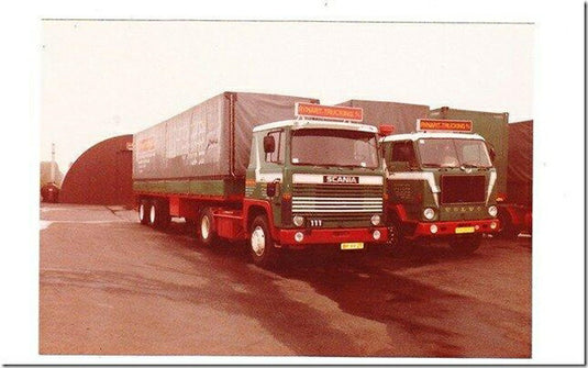 【予約】10-12月以降発売予定Rynart Trucking Volvo F88 Classic カーテンサイダートレーラー トラック /WSI  建設機械模型 工事車両 1/50 ミニチュア