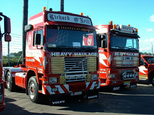 【予約】10-12月以降発売予定Richard O'Neill (John O'Neill) Volvo F12 底床セミ 4軸 with Ramps トラックトラクタヘッド /WSI  建設機械模型 工事車両 1/50 ミニチュア