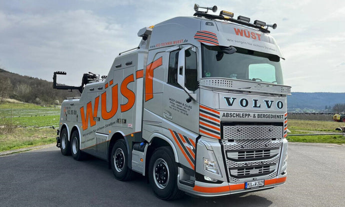 【予約】2024年発売予定WUST GMBH & CO.KG; VOLVO FH 5 GLOBETROTTER 8X4 FALKOM トラック / WSI 1/50建設機械模型　ミニチュア